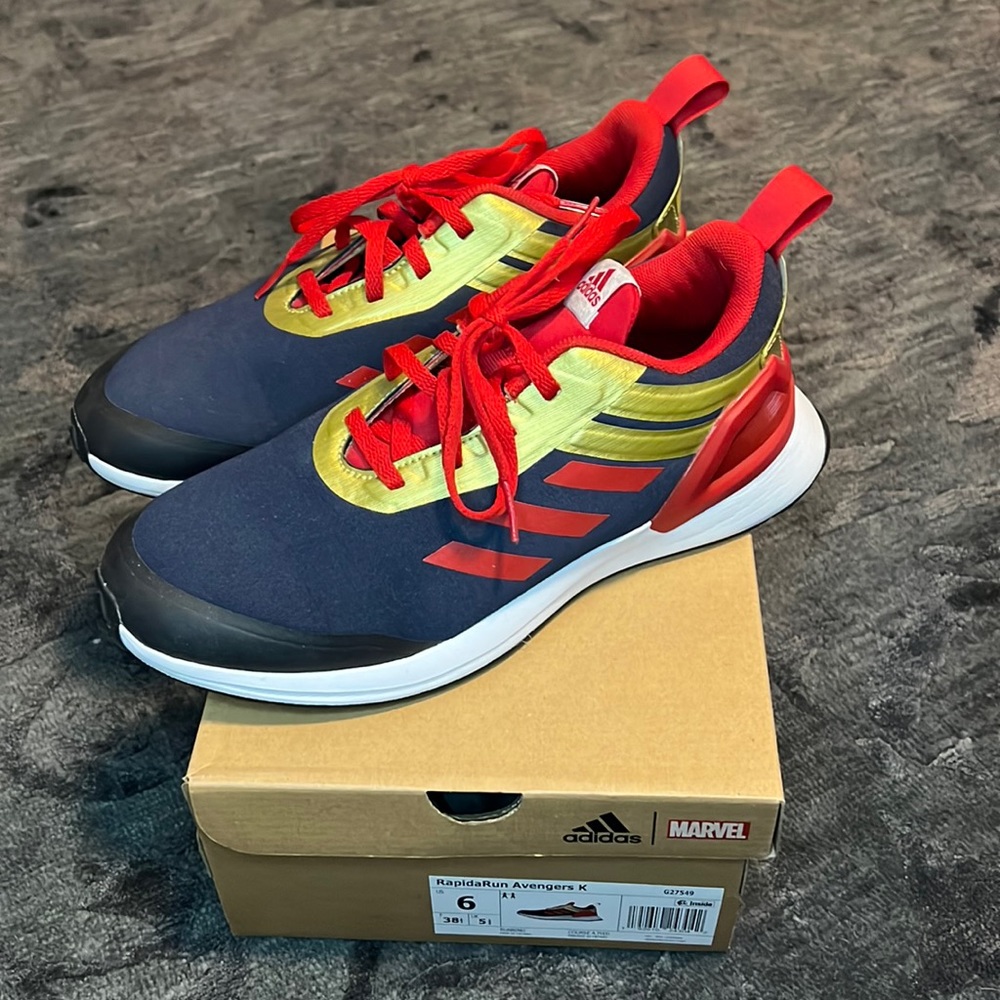 Adidas Rapidarun Avengers (captain marvel) size 6 kids